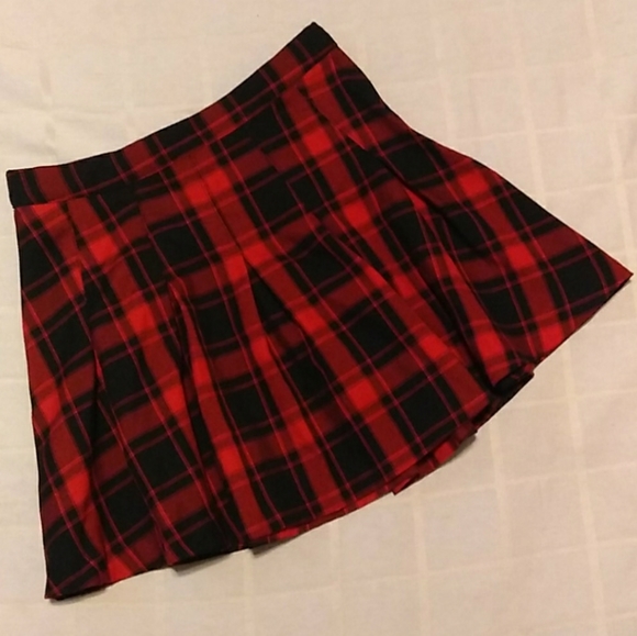 NWOT H&M Divided Red & Blk Plaid Mini Skater Skirt - Picture 3 of 10
